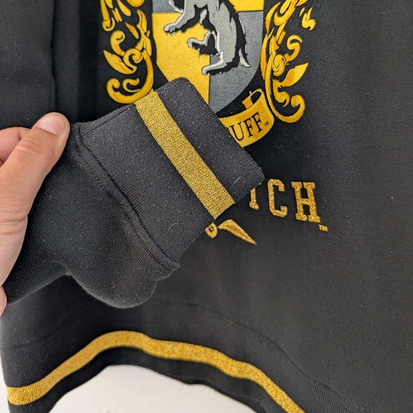 Harry Potter Hogwarts Hufflepuff Quidditch Black and Gold Hoodie ~ Size M Unisex - Picture 4 of 9